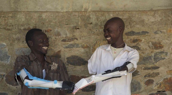 3D печатные протезы рук от Not Impossible для малышей Судана (+ видео)