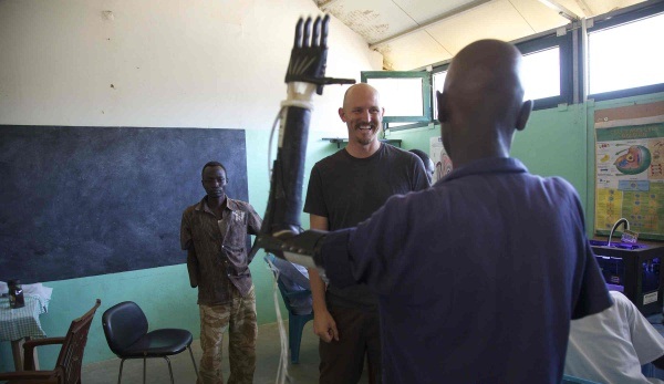 3D печатные протезы рук от Not Impossible для малышей Судана (+ видео)
