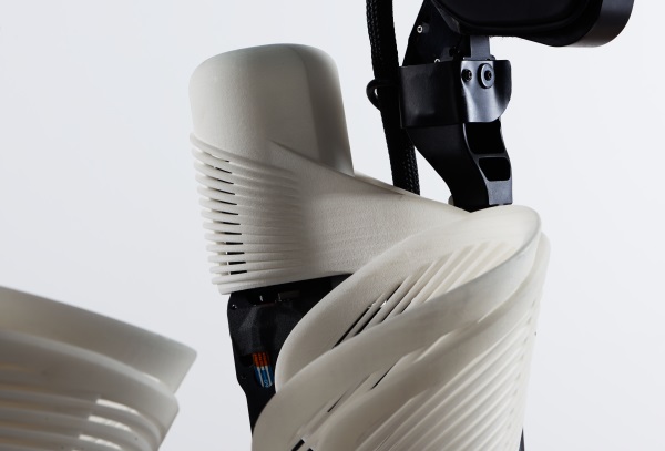 Аманда Бокстел опять может ходить благодаря первому 3D печатному гибридному экзоскелету