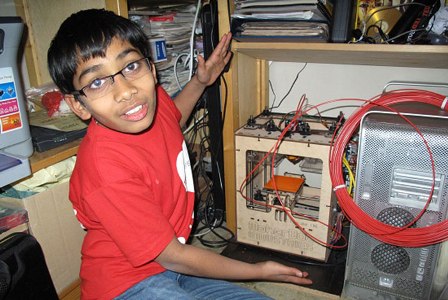 13-летний мальчишка Ритик Мехта глядит на мир через 3D печатные очки