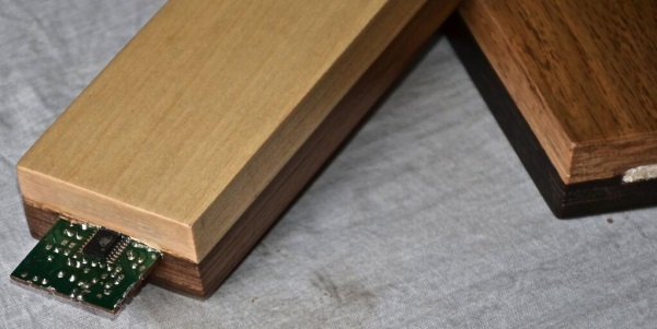 4 AXYZ 3D печать древесной смарт мебели со интегрированной электроникой