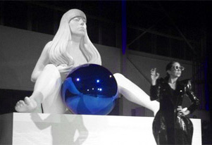 Леди Гага с голубым железным шаром сотворена при помощи 3D печати