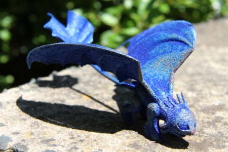 Ученые CSIRO 3D напечатали голубого титанового дракона для семилетней девченки Софи