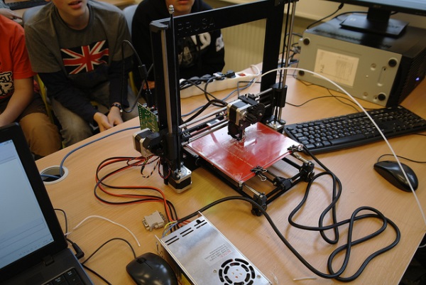 Ученики школы изучают способности технологии 3D печати