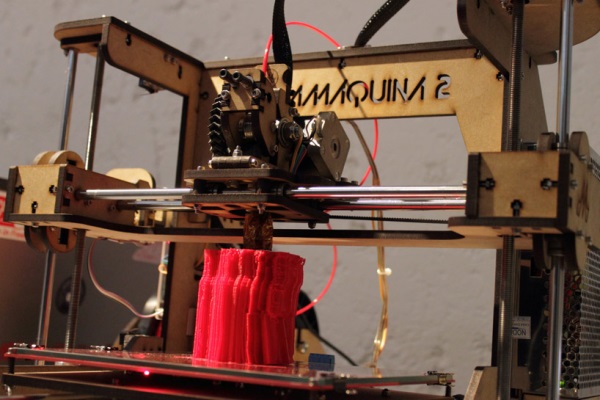 3D печатные стулья из шума, сделанные в режиме реального времени (LIVE NOIZE)