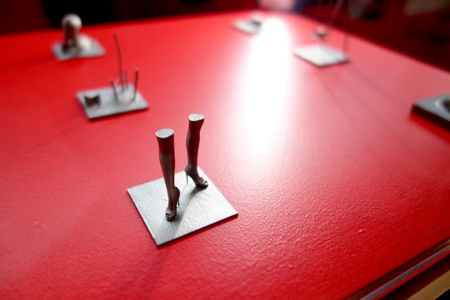3D печатные титановые статуи Хьюго Арсиера позволяют посмотреть в середину двухмерного места