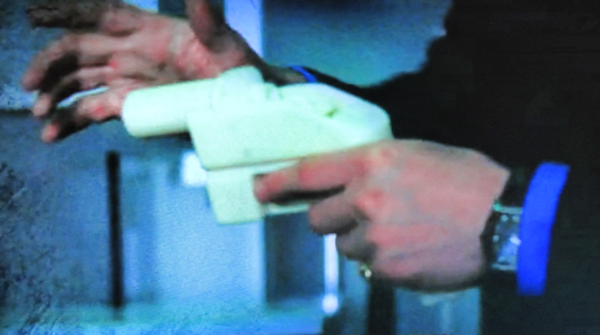 Мужик употребляет 3D печатный пистолет, что бы уничтожить свою супругу в т/с «Элементарно»