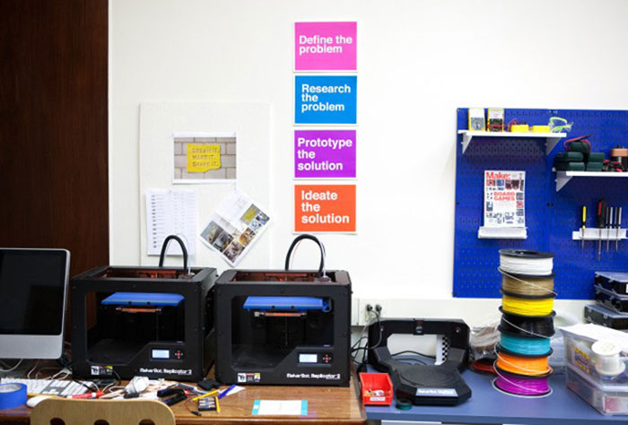 Ученицы церковной школы печатают рождественские декорации на MakerBot