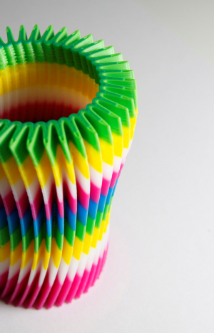 3D печать разноцветных объектов из цветного материала в палочках